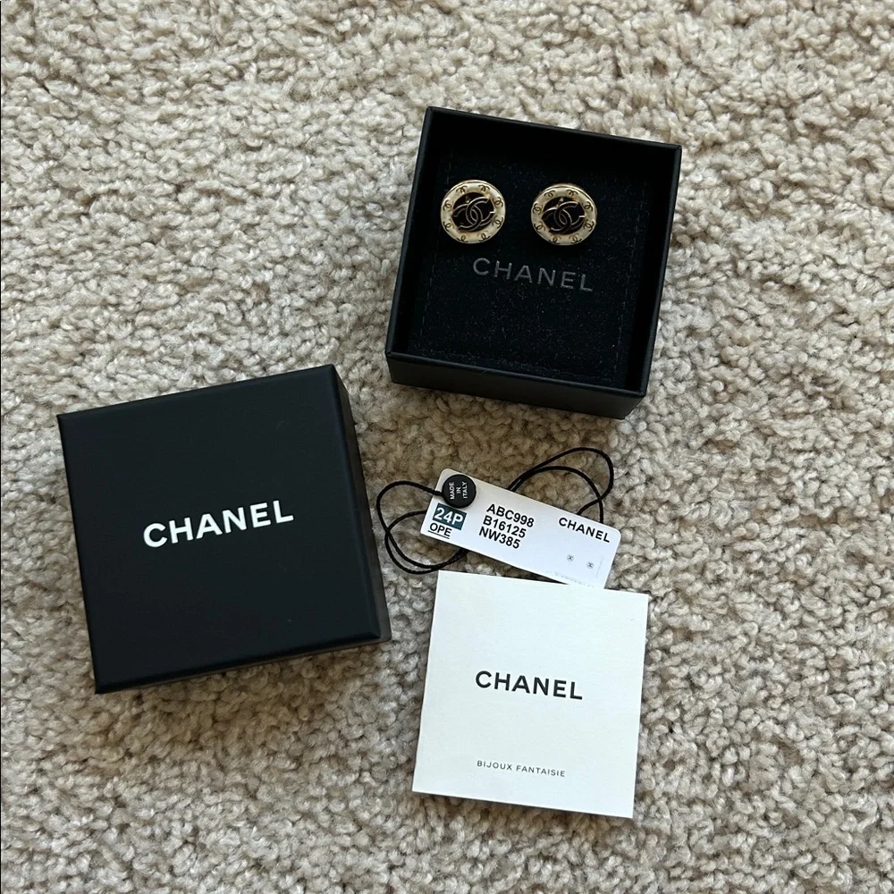 Chanel CC logo stud earrings - Picture 5 of 15